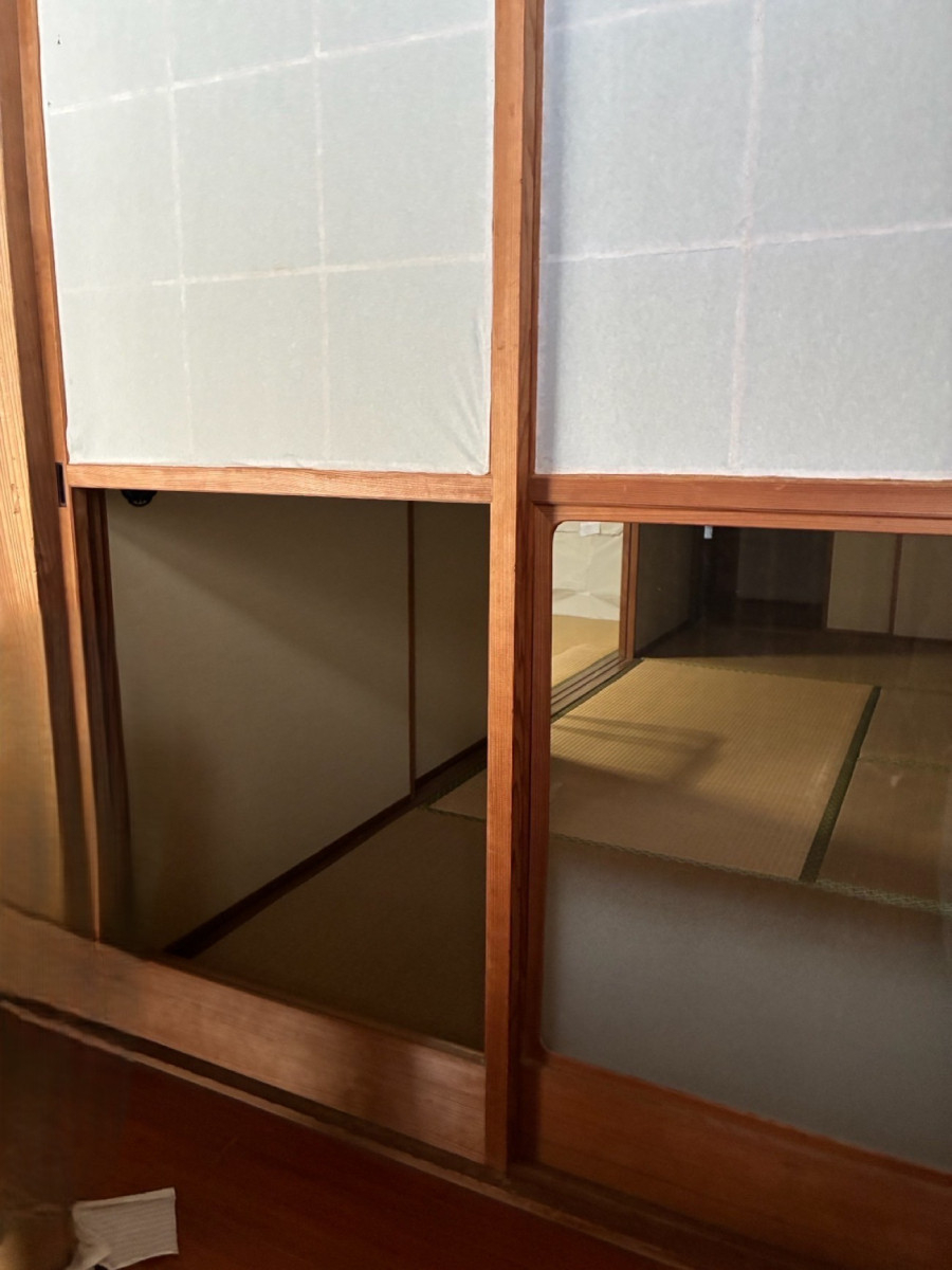 新屋の211　室内建具のガラス割れ替えの施工前の写真1