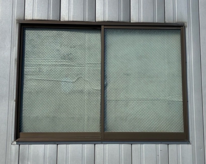 新屋の215　網入りガラスの割れ替えの施工前の写真1