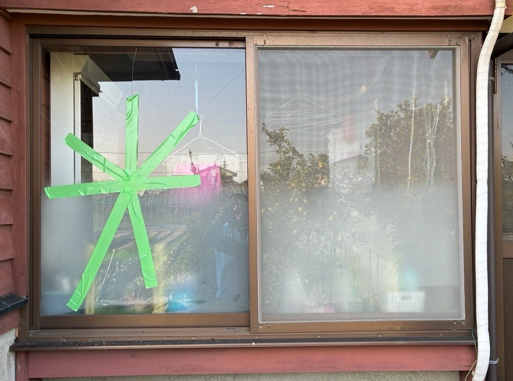 新屋の216　ボカシ加工したガラス割れ替えの施工前の写真1