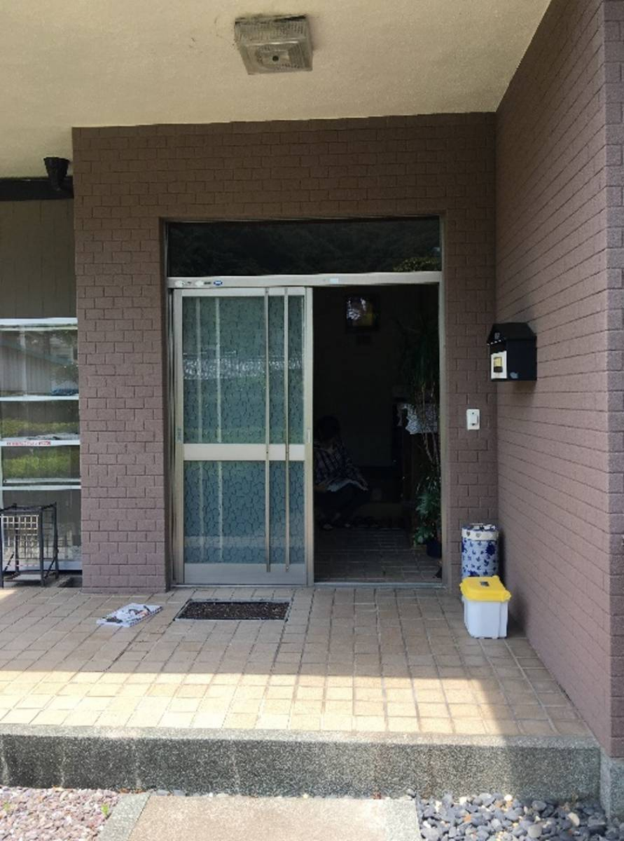 プロテクトの引戸から採風できる玄関ドアに変身😆✨の施工前の写真1