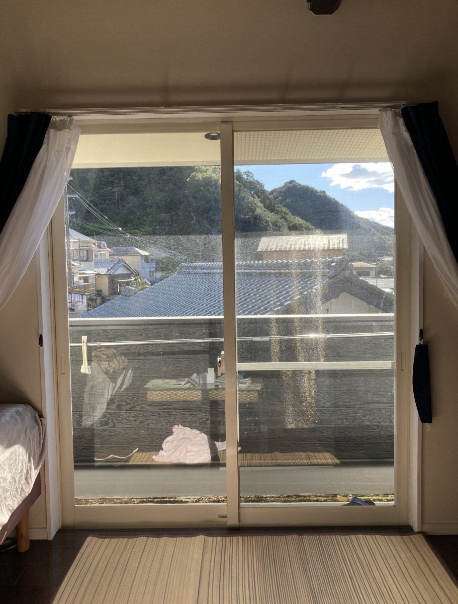 ウィーテックの古い窓からのすき間風を解消❕　リプラス施工事例の施工前の写真1