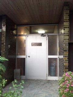 ウィーテックの47　玄関ドアの施工前の写真1