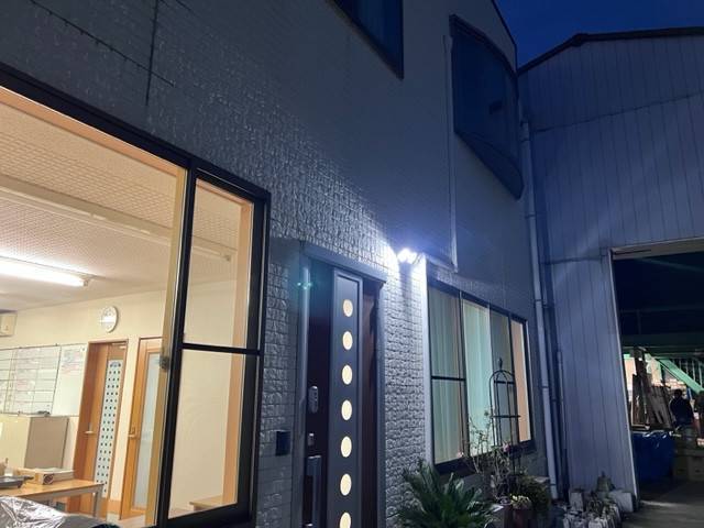 常陸トーヨー住器の事務所の入り口にライトを付けましたの施工後の写真3