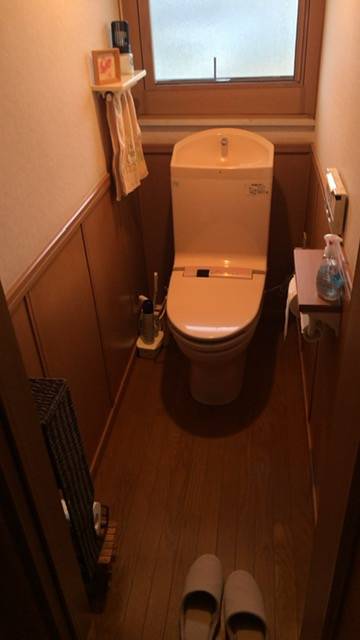 常陸トーヨー住器の【那珂市】お掃除しやすいトイレに交換しました♪ついでに収納も(*^^)vの施工前の写真1