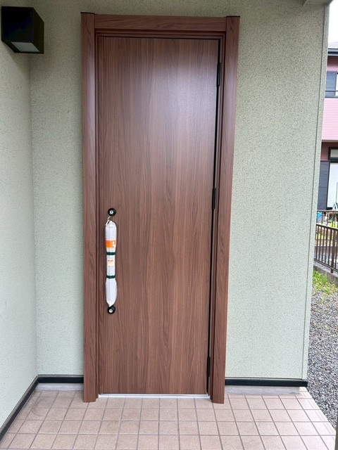 常陸トーヨー住器の【常陸太田市】玄関ドアリフォーム工事の施工後の写真1