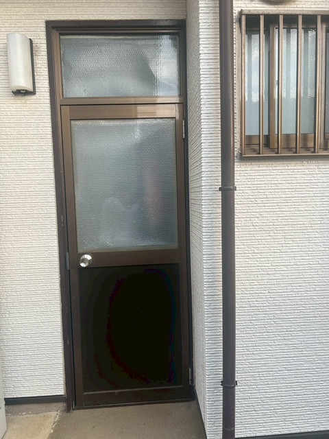 常陸トーヨー住器の【ひたちなか市】勝手口ドア交換工事*リシェント勝手口ドアの施工前の写真1