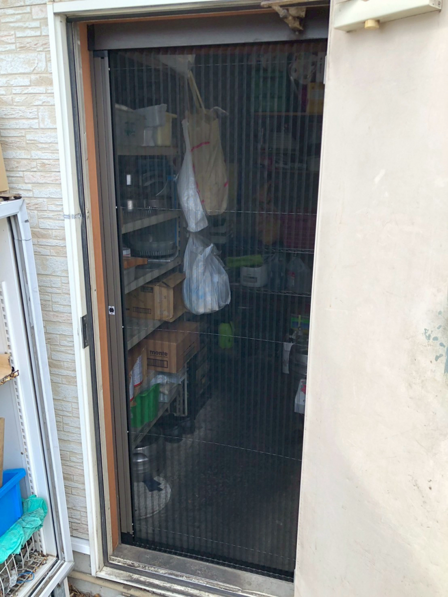 常陸トーヨー住器の【ひたちなか市】玄関や勝手口用の横引き収納網戸　しまえるんですα本体のみ交換工事の施工後の写真1