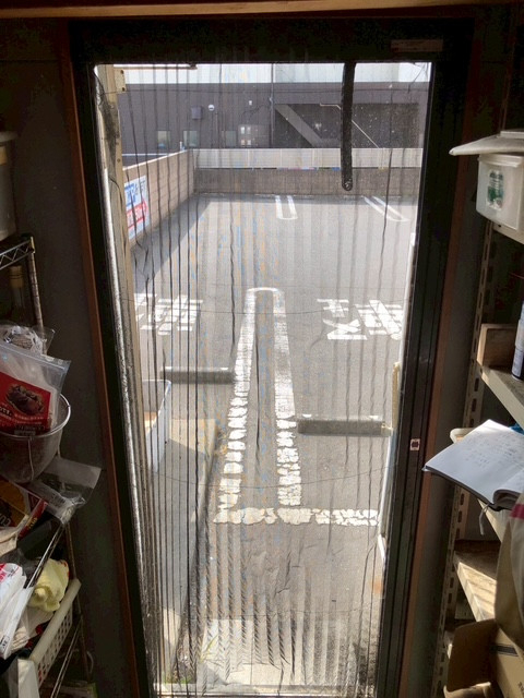常陸トーヨー住器の【ひたちなか市】玄関や勝手口用の横引き収納網戸　しまえるんですα本体のみ交換工事の施工前の写真1