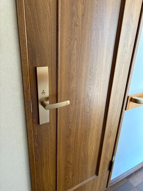 常陸トーヨー住器のトイレドアの把手交換の施工後の写真1