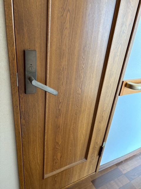 常陸トーヨー住器のトイレドアの把手交換の施工前の写真1