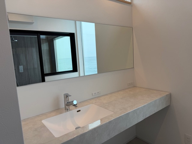 常陸トーヨー住器の【日立市】洗面所ミラー取付工事の施工後の写真1