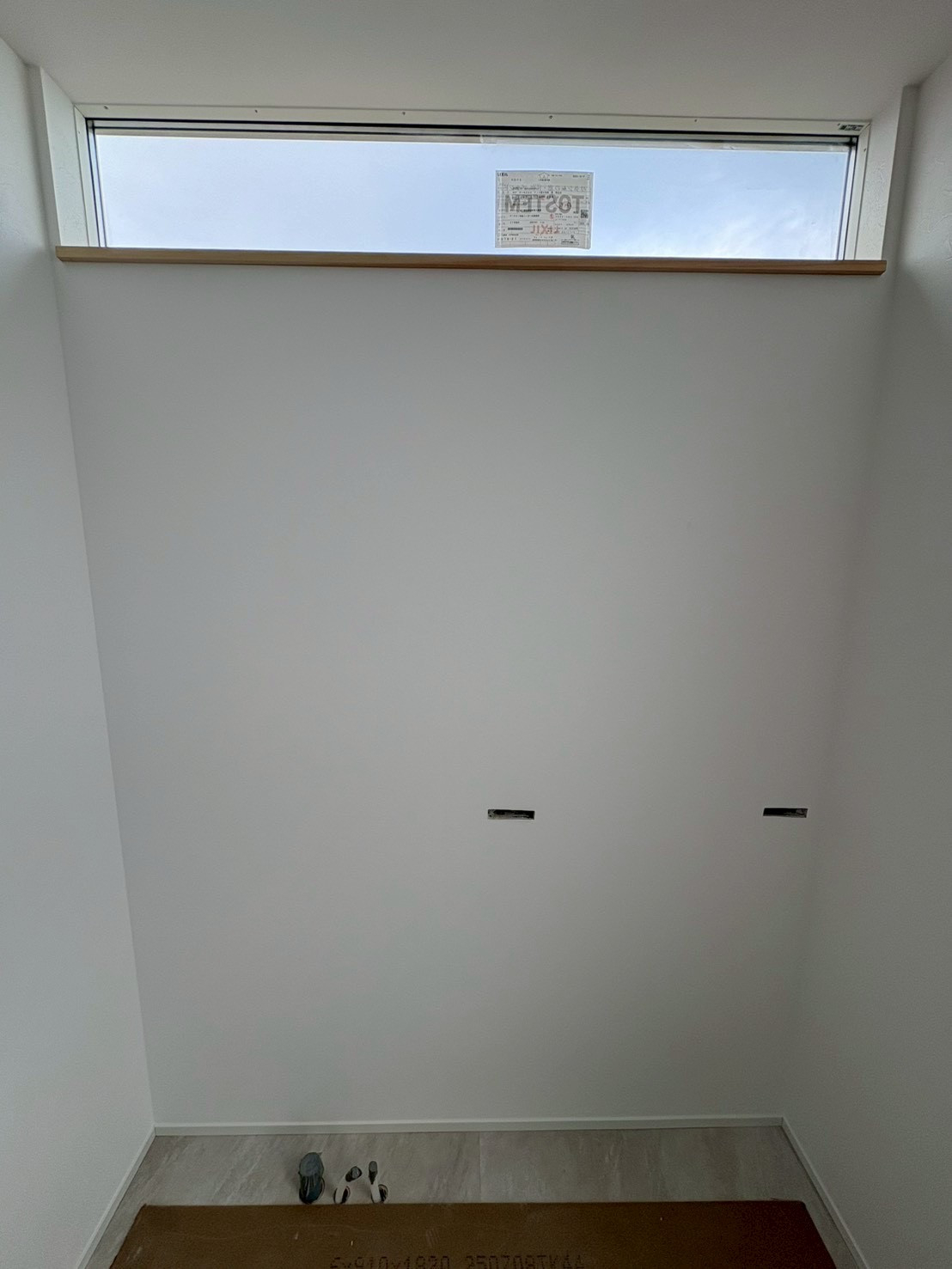 常陸トーヨー住器の【日立市】洗面所ミラー取付工事の施工前の写真1