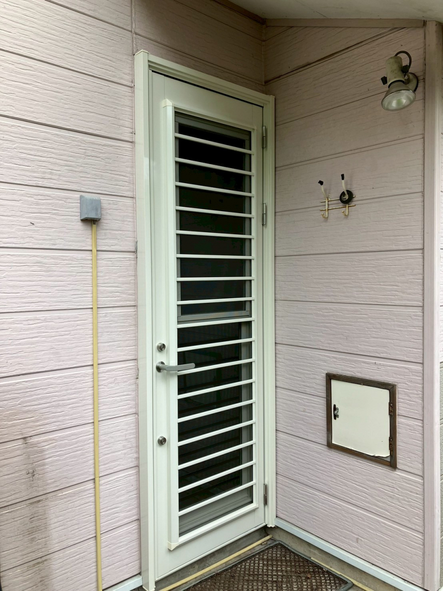 アルファトーヨー住器の施工例(リシェント/1dayリフォーム/勝手口ドア交換)の施工後の写真1