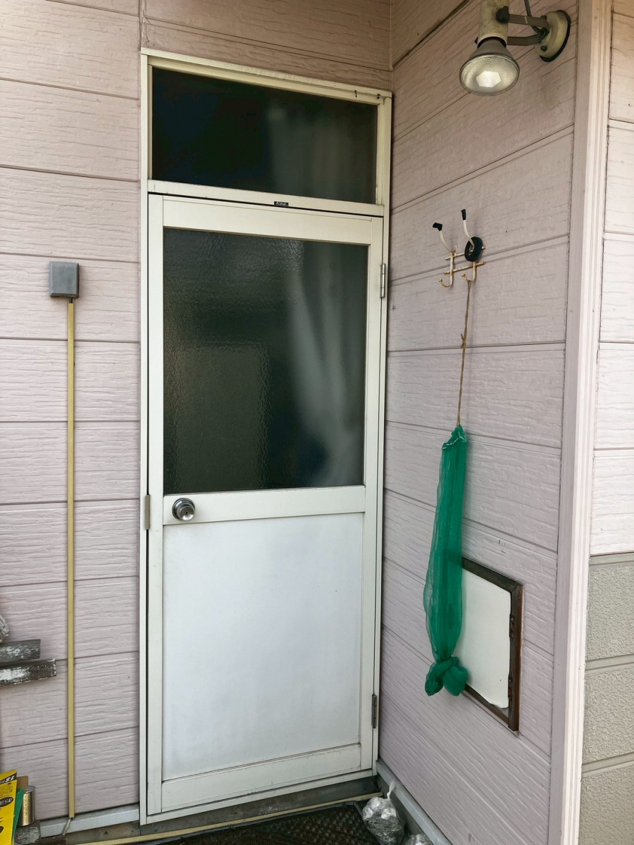 アルファトーヨー住器の施工例(リシェント/1dayリフォーム/勝手口ドア交換)の施工前の写真1