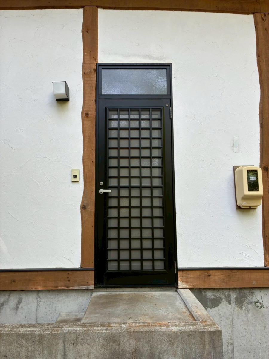 アルファトーヨー住器の施工例(リシェント/1dayリフォーム/勝手口ドア交換)の施工前の写真1