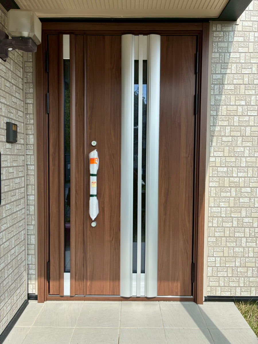 アルファトーヨー住器の施工例(リシェント/1dayリフォーム/玄関ドア交換)の施工後の写真1