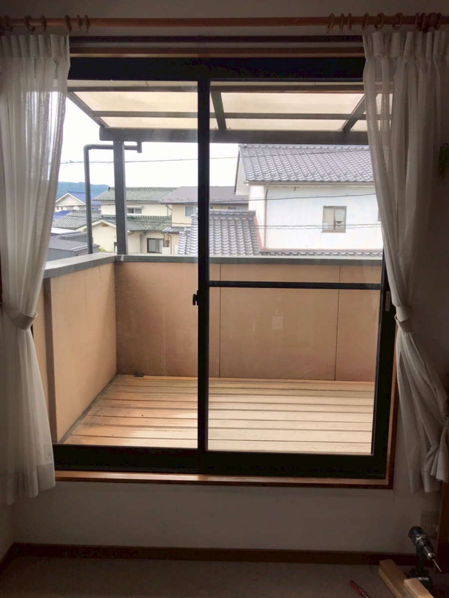 アルファトーヨー住器の【佐久市】窓からのすきま風、内窓でピタッと解消の施工前の写真1