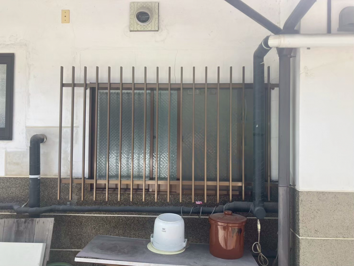 アルファトーヨー住器の【佐久市】古い窓から最新窓へ。TWが叶える快適リフォームの施工前の写真1