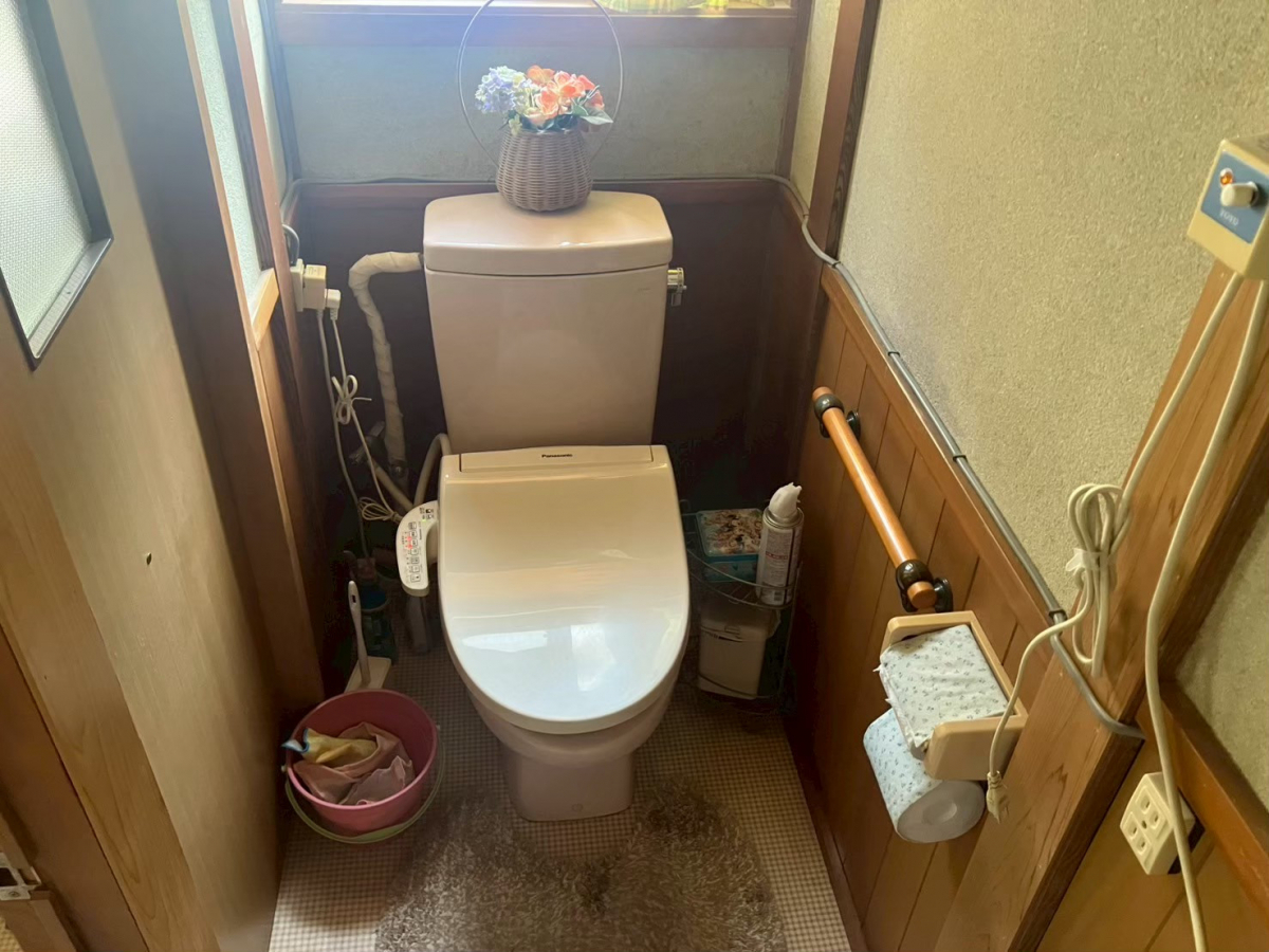 アルファトーヨー住器の【佐久市】使いやすさと清掃性が魅力。アメージュ便器の施工例の施工前の写真1