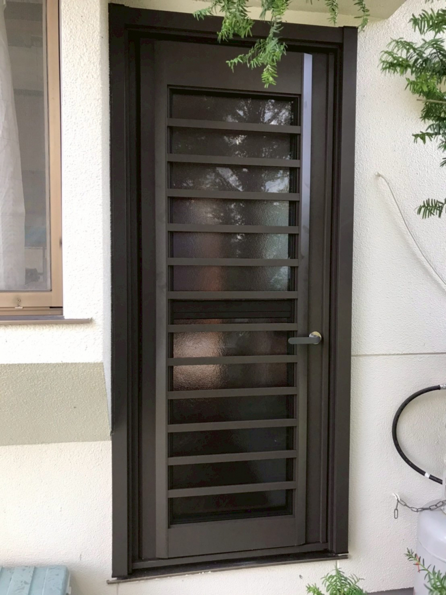 アルファトーヨー住器の【佐久市】毎日の出入りがもっと快適に!勝手口ドア交換の施工事例の施工後の写真1
