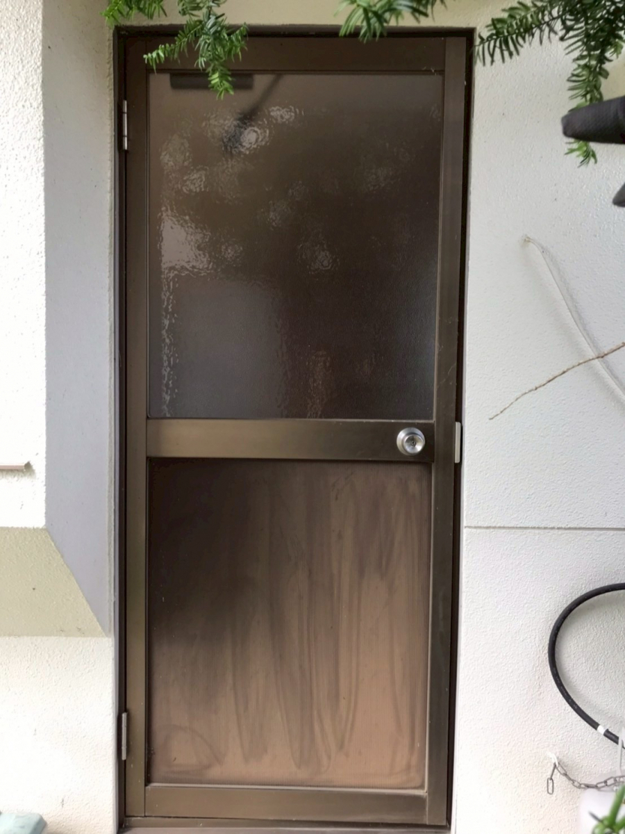 アルファトーヨー住器の【佐久市】毎日の出入りがもっと快適に!勝手口ドア交換の施工事例の施工前の写真1
