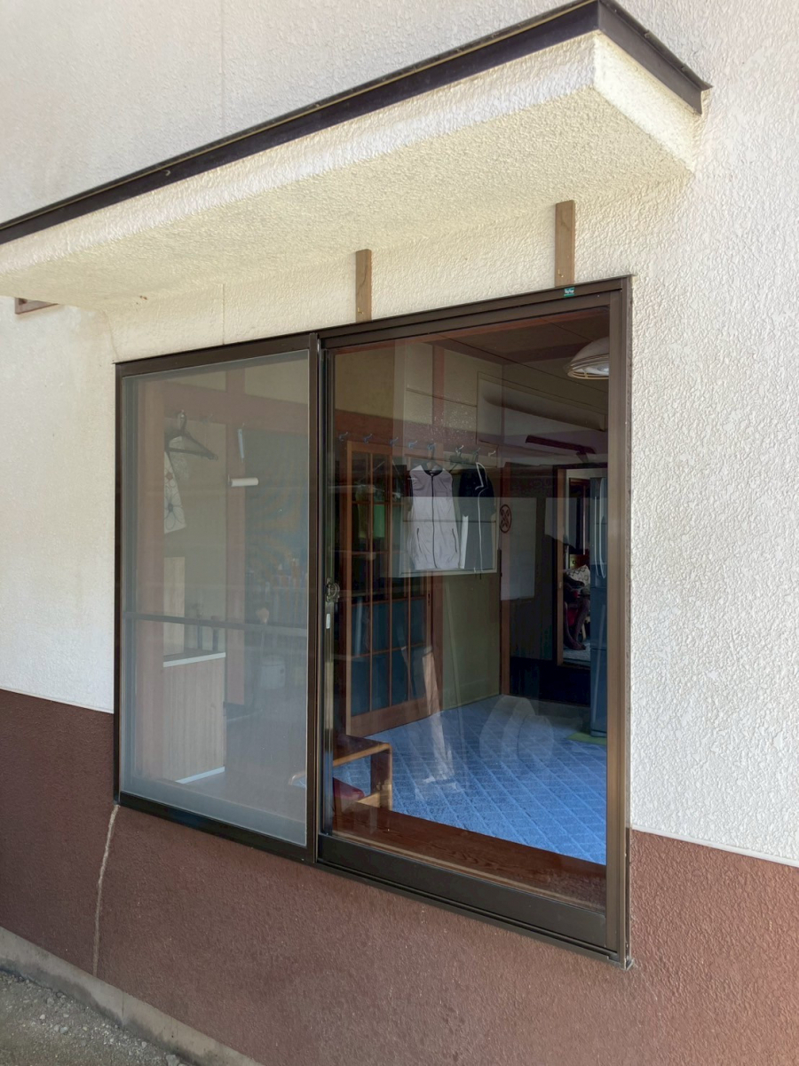 アルファトーヨー住器の【佐久穂町】安心・快適に。割れた窓ガラスを新しくの施工後の写真1