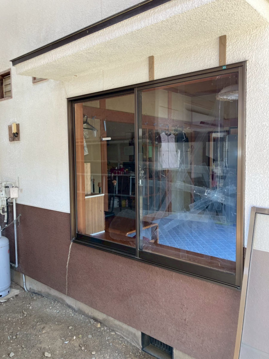 アルファトーヨー住器の【佐久穂町】安心・快適に。割れた窓ガラスを新しくの施工前の写真1