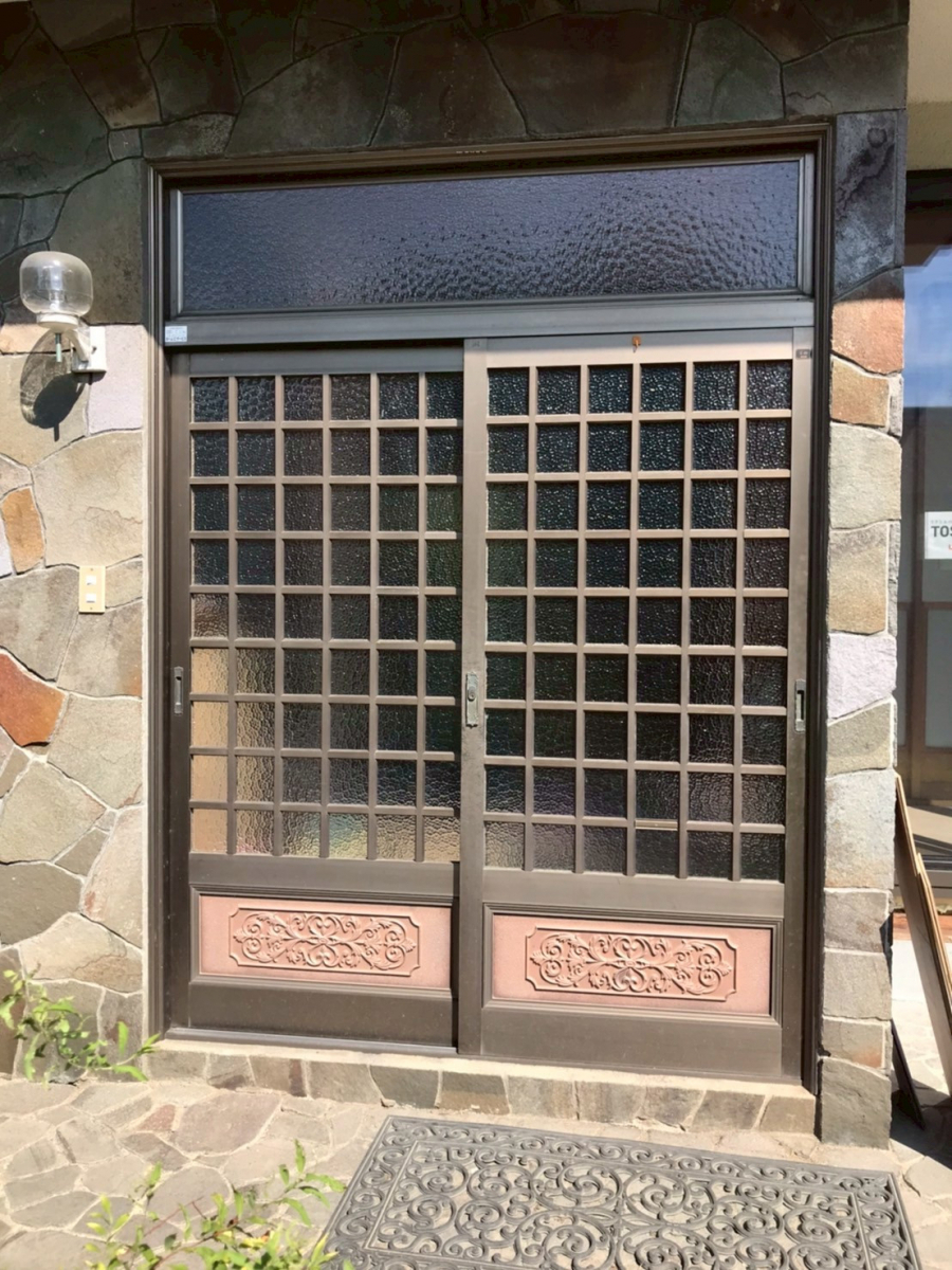 アルファトーヨー住器の【小海町】リフォームついでに玄関もアップデートしました!の施工前の写真1