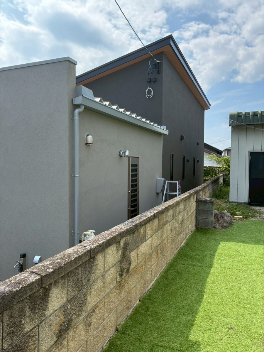 アルファトーヨー住器の【東御市】雨の日も安心!勝手口にLIXILスリムアートを設置の施工前の写真1