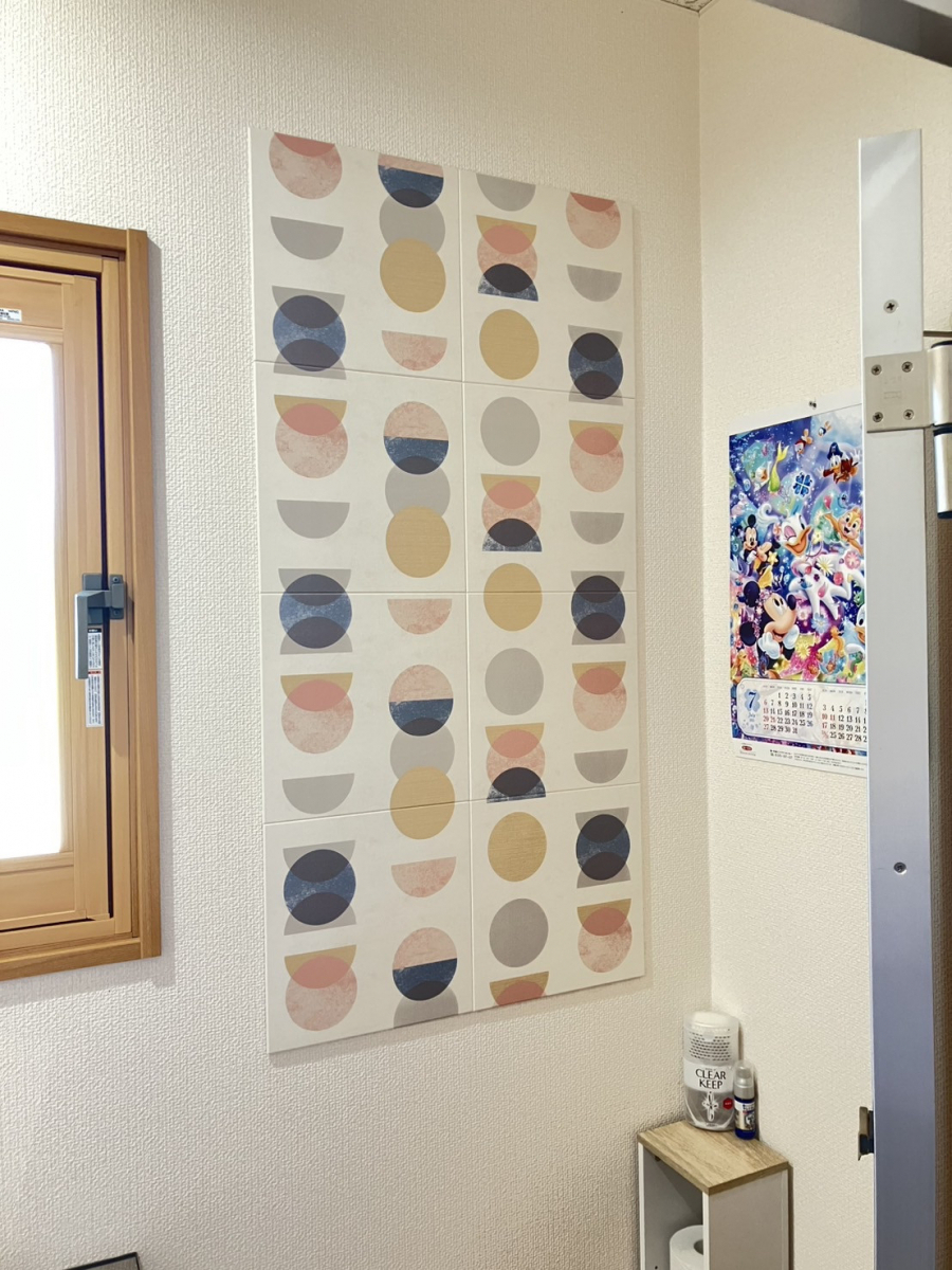 アルファトーヨー住器の社員で施工！会社トイレにエコカラットセルフを貼ってみたの施工後の写真1