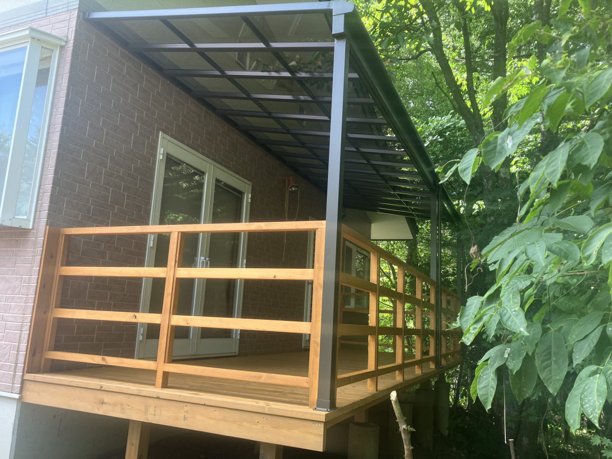 アルファトーヨー住器の【軽井沢町】せっかくの新しいデッキ、雨から守りたい!スピーネ設置で安心◎の施工後の写真1
