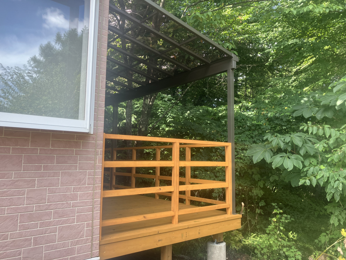 アルファトーヨー住器の【軽井沢町】せっかくの新しいデッキ、雨から守りたい!スピーネ設置で安心◎の施工後の写真2