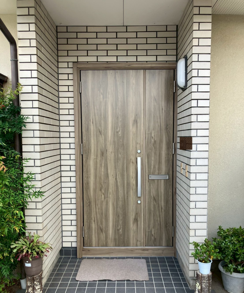 アルファトーヨー住器の【佐久市】古くなった玄関ドアを一新！リシェントで快適にの施工後の写真1