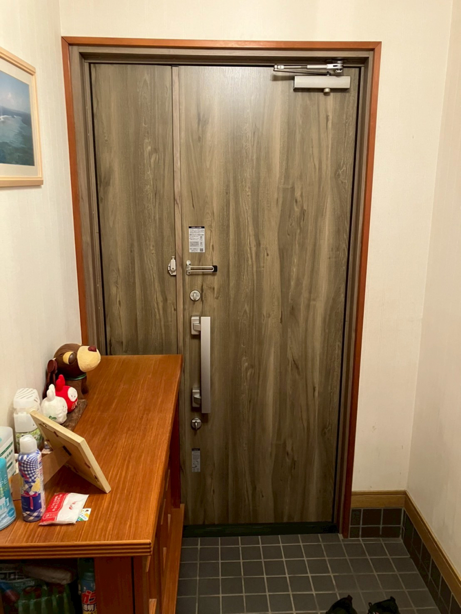 アルファトーヨー住器の【佐久市】古くなった玄関ドアを一新！リシェントで快適にの施工後の写真2