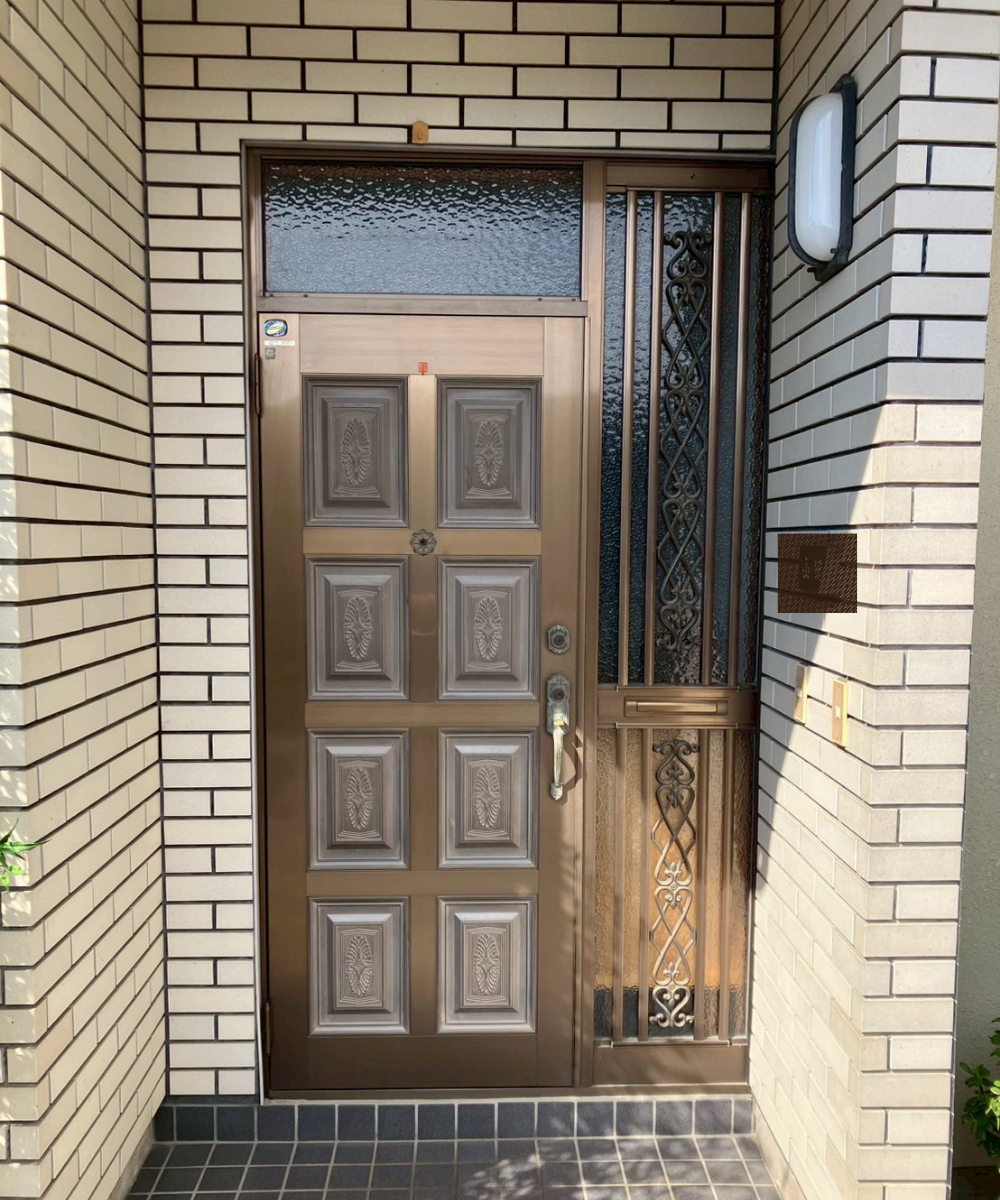 アルファトーヨー住器の【佐久市】古くなった玄関ドアを一新！リシェントで快適にの施工前の写真1