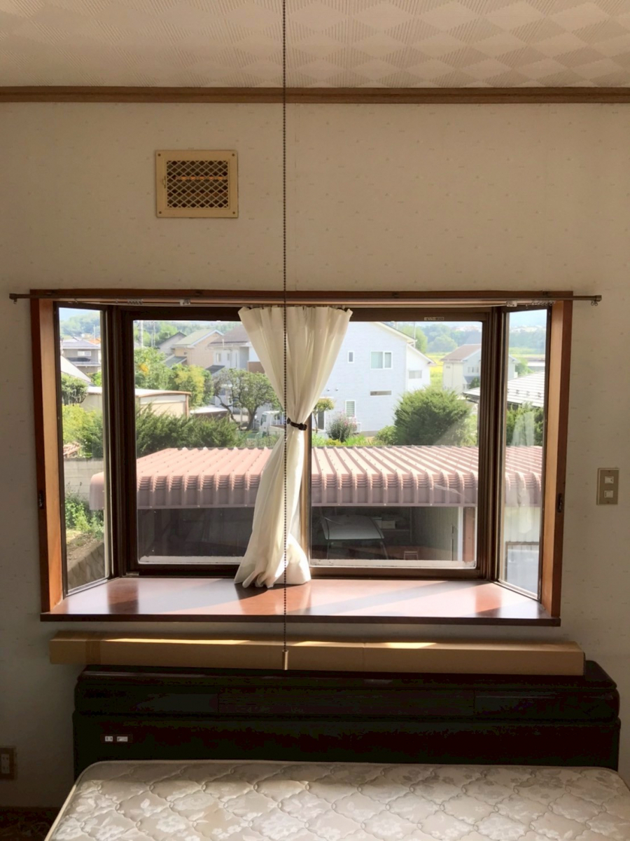 アルファトーヨー住器の【佐久市】結露対策＋断熱効果｜インプラスで叶える快適リビングの施工前の写真1