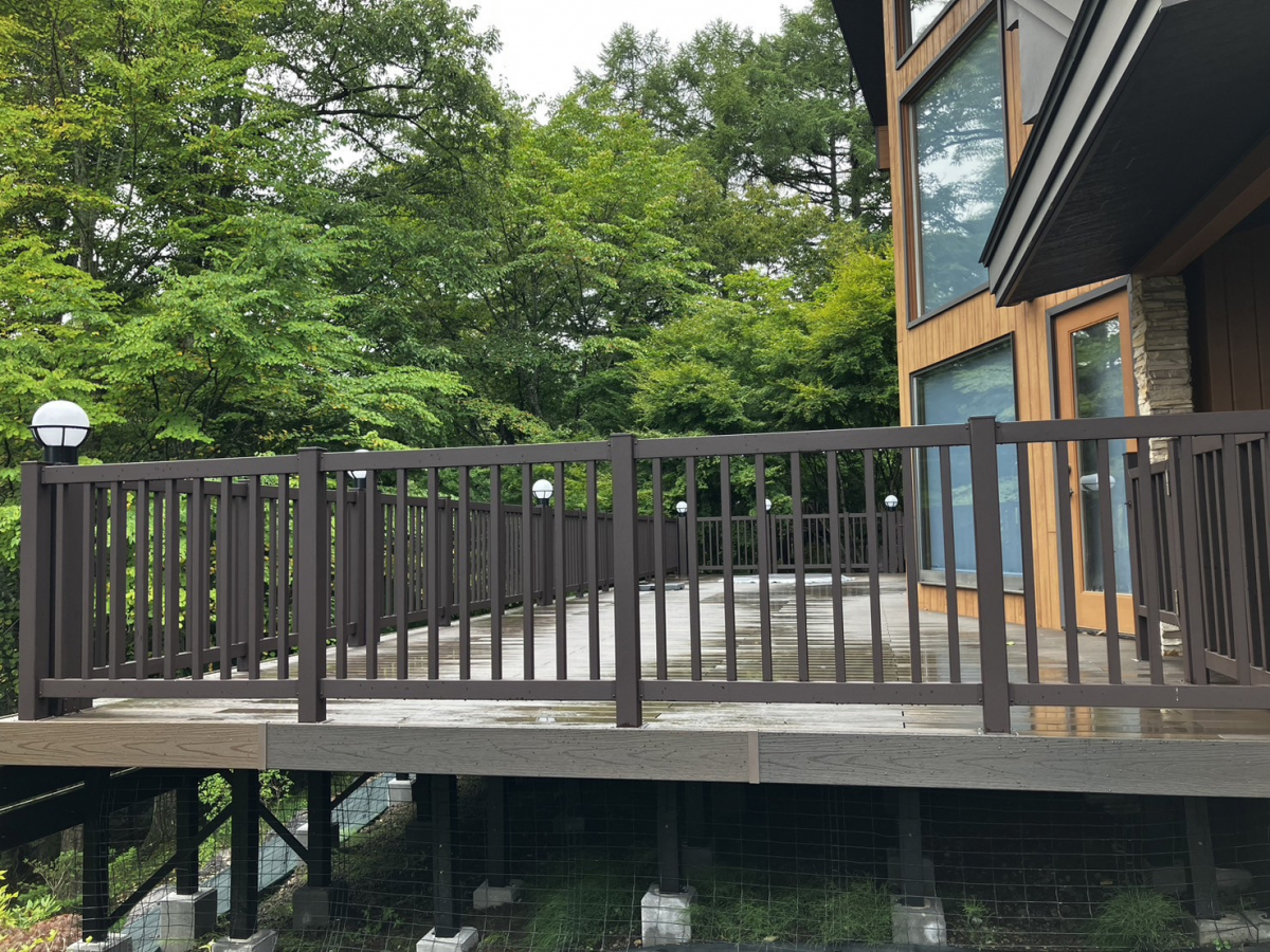 アルファトーヨー住器の【佐久市】天然木みたいだけど、手間ゼロ!?タカショーのエバーウッドリアルデッキがイイ感じの施工後の写真1