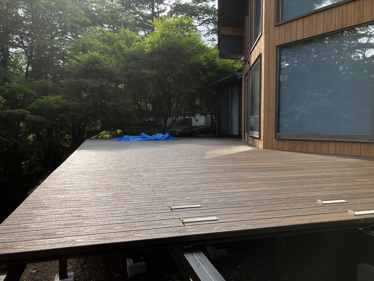 アルファトーヨー住器の【佐久市】天然木みたいだけど、手間ゼロ!?タカショーのエバーウッドリアルデッキがイイ感じの施工後の写真3