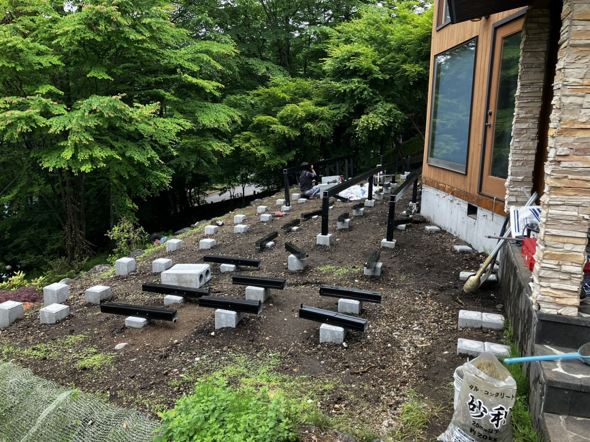 アルファトーヨー住器の【佐久市】天然木みたいだけど、手間ゼロ!?タカショーのエバーウッドリアルデッキがイイ感じの施工前の写真1