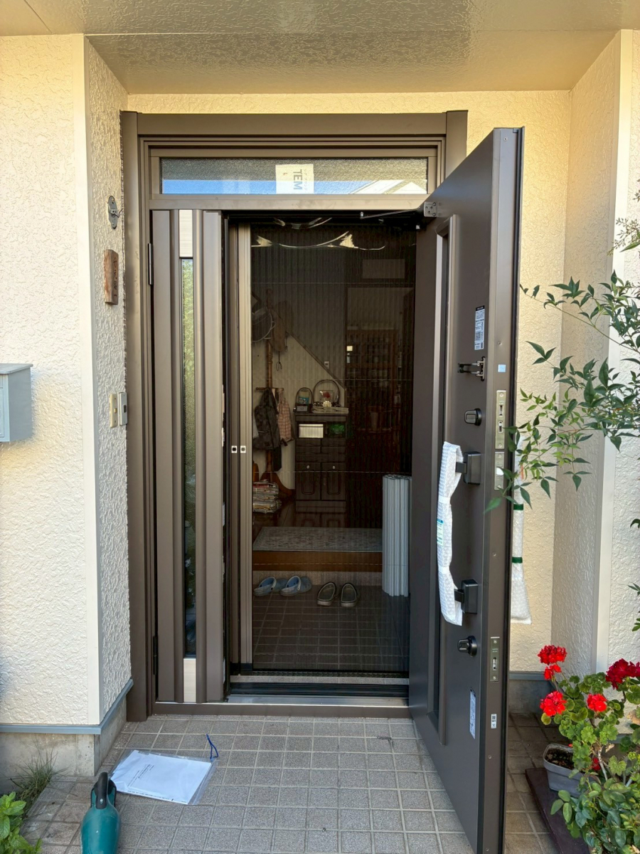 アルファトーヨー住器の【佐久市】がたつき・すきま風もスッキリ!リシェント玄関ドアで快適にの施工後の写真2