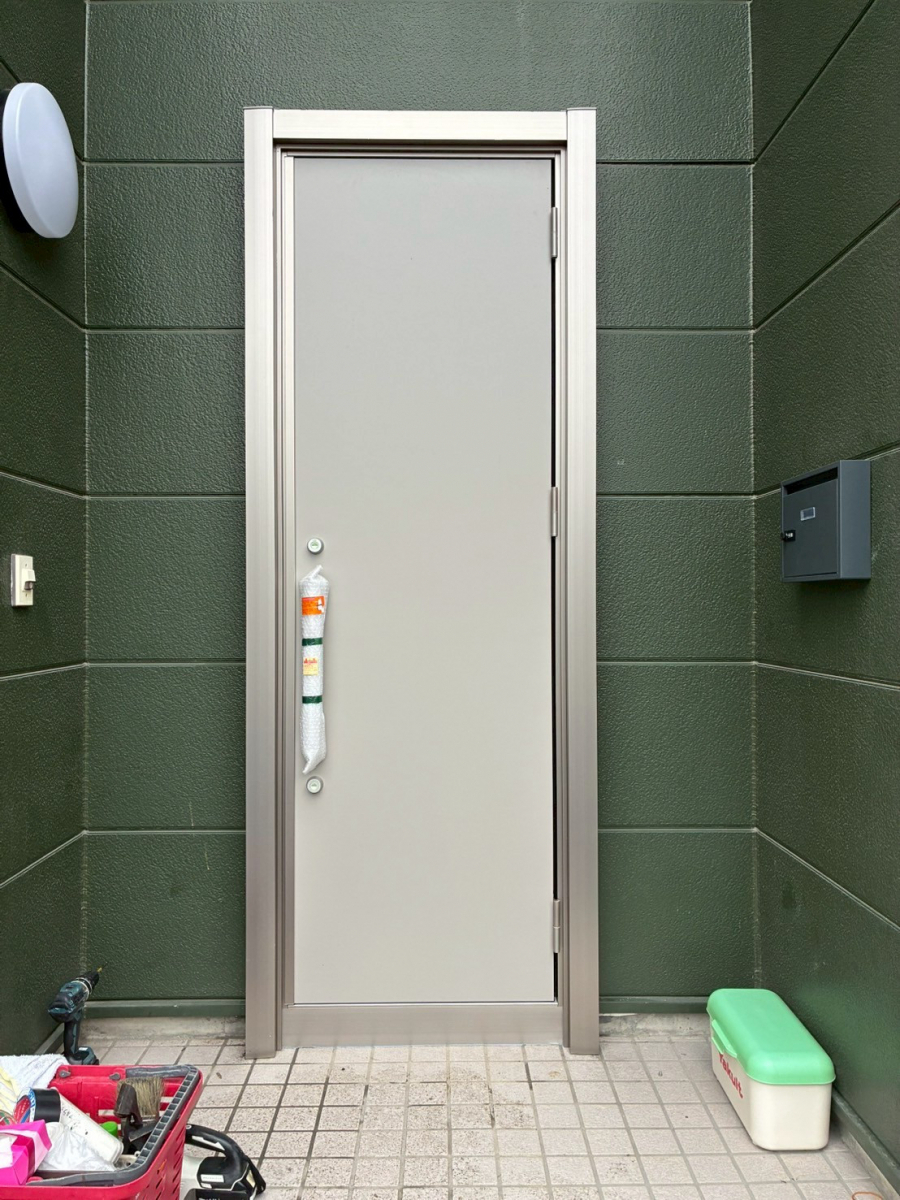 アルファトーヨー住器の【軽井沢町】玄関の“ガタ”がきっかけで補助金活用!リシェントで新しい毎日への施工後の写真1