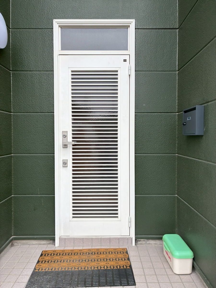 アルファトーヨー住器の【軽井沢町】玄関の“ガタ”がきっかけで補助金活用!リシェントで新しい毎日への施工前の写真1