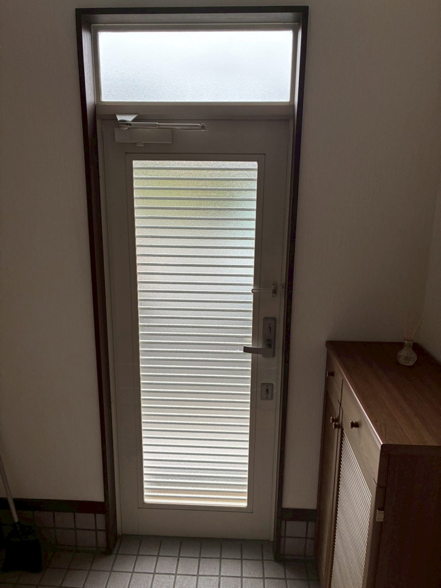 アルファトーヨー住器の【軽井沢町】玄関の“ガタ”がきっかけで補助金活用!リシェントで新しい毎日への施工前の写真2