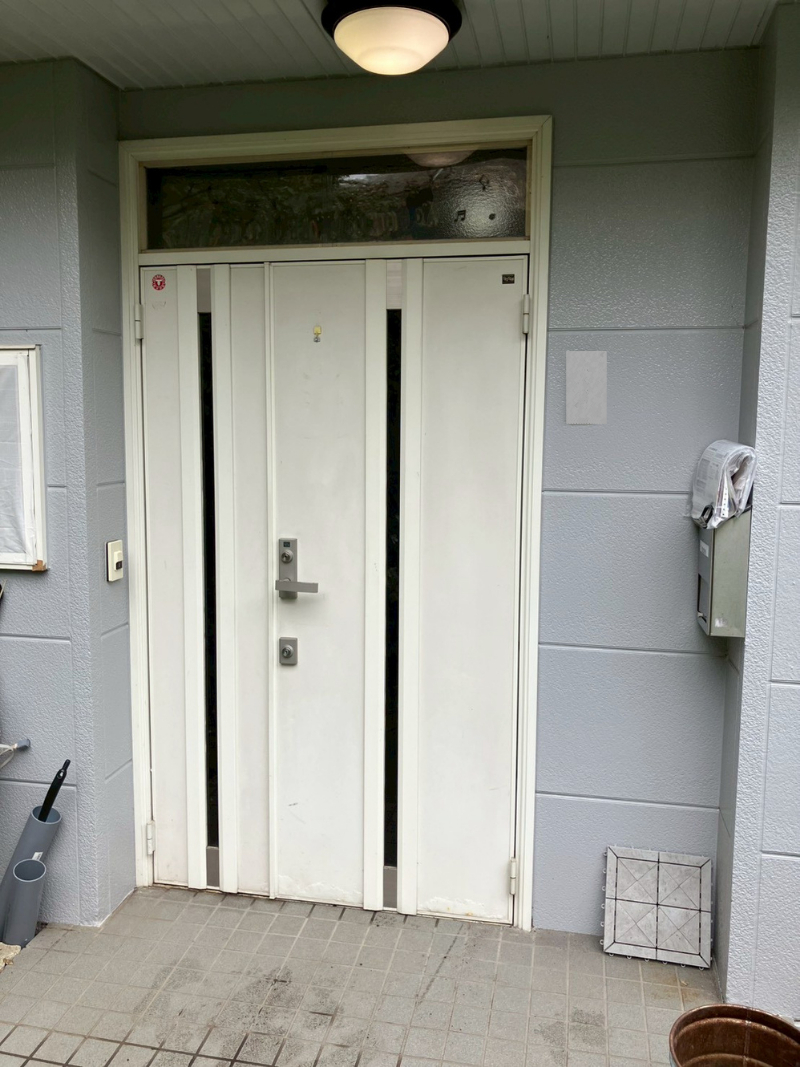アルファトーヨー住器の【軽井沢町】「玄関も替えられるなんて知らなかった！」チラシがきっかけでリフォームの施工前の写真1