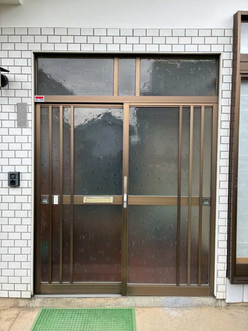 アルファトーヨー住器の【佐久市】鍵を変えるより“玄関まるごと”リシェントでリフォーム！安心感がぐっとアップの施工前の写真1