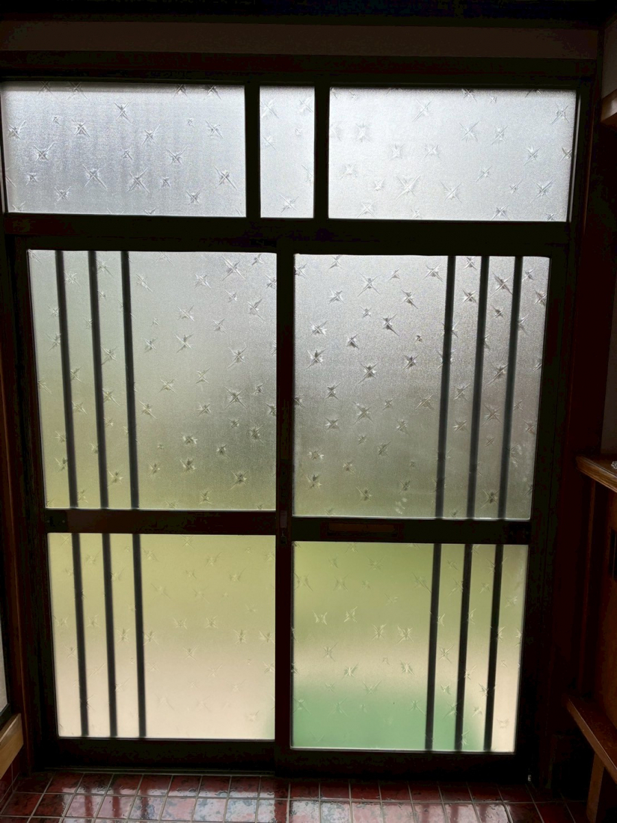 アルファトーヨー住器の【佐久市】鍵を変えるより“玄関まるごと”リシェントでリフォーム！安心感がぐっとアップの施工前の写真2