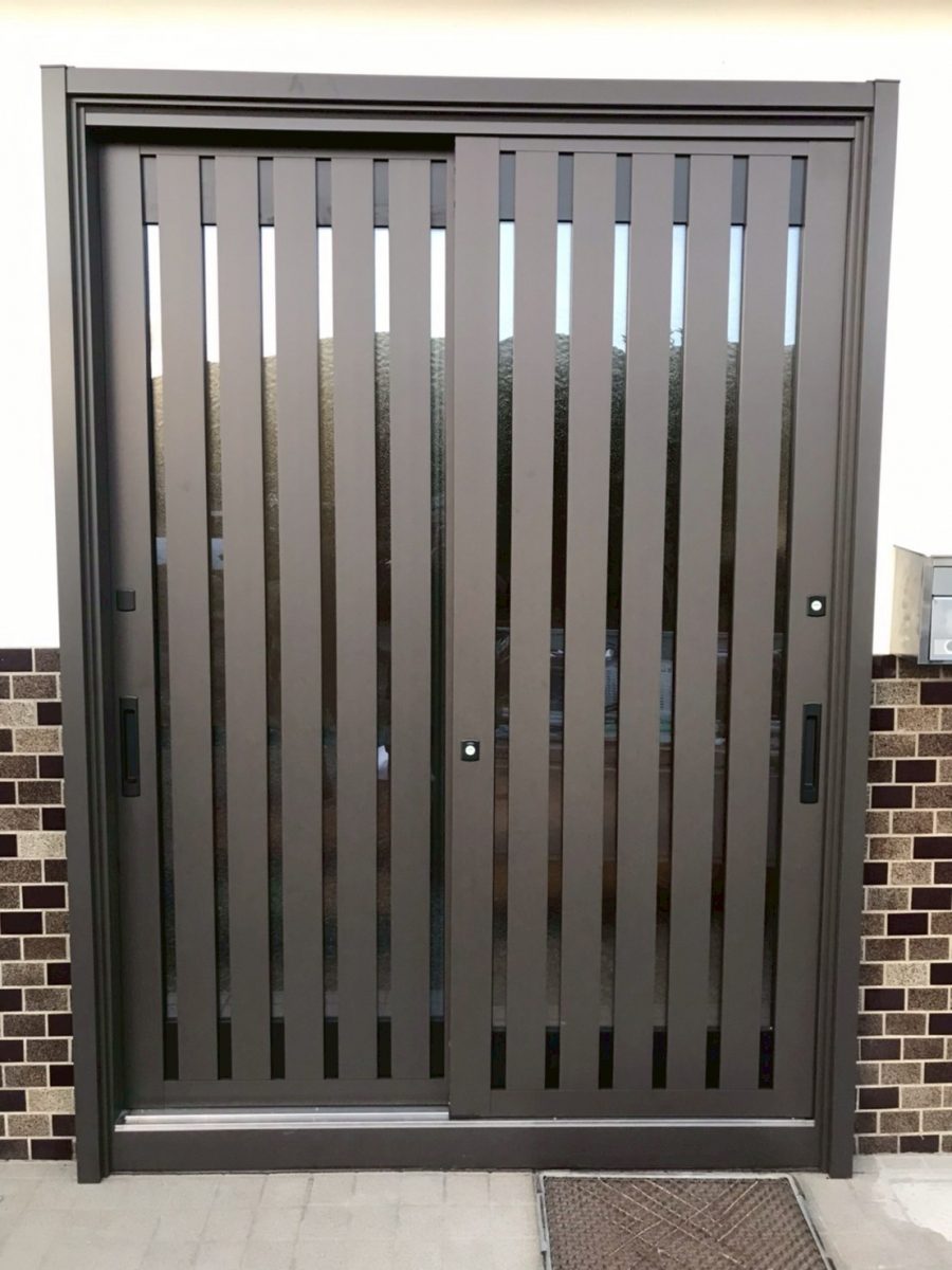 アルファトーヨー住器の【佐久穂町】玄関からの冷気をシャットアウト！快適な暮らしを叶えた引戸交換の施工後の写真1