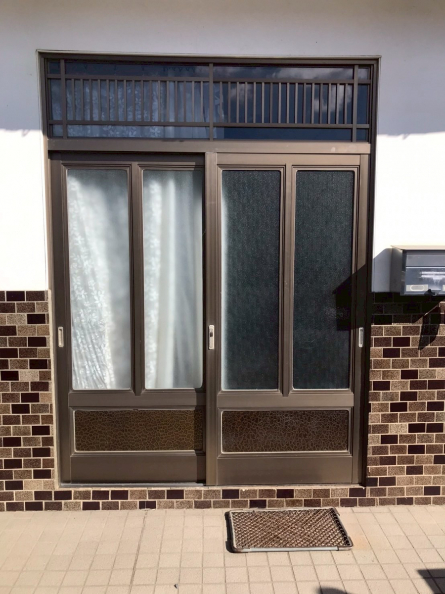 アルファトーヨー住器の【佐久穂町】玄関からの冷気をシャットアウト！快適な暮らしを叶えた引戸交換の施工前の写真1