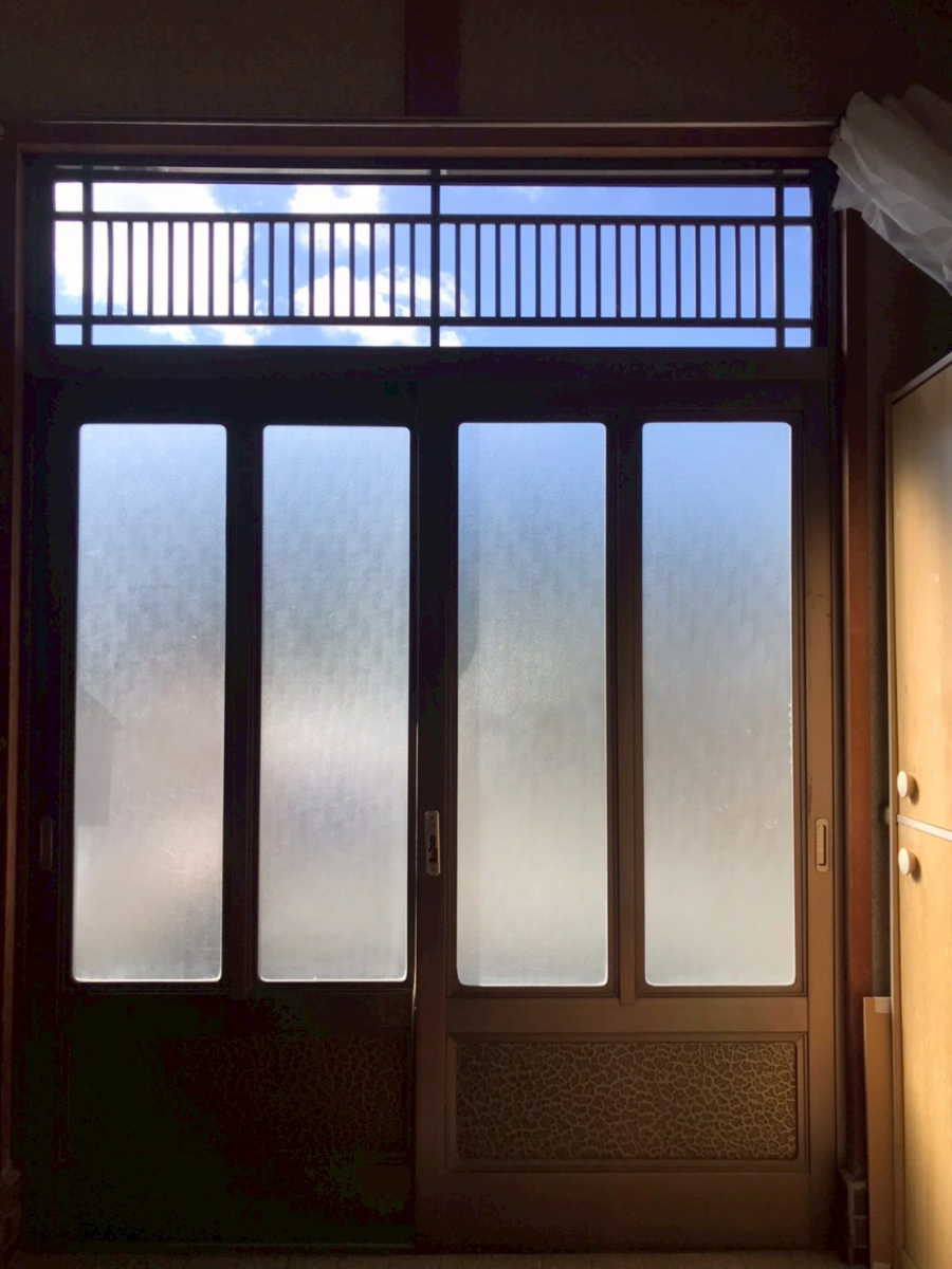 アルファトーヨー住器の【佐久穂町】玄関からの冷気をシャットアウト！快適な暮らしを叶えた引戸交換の施工前の写真2