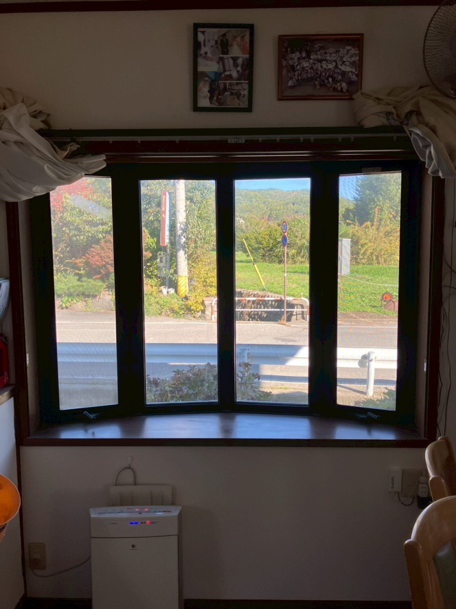 アルファトーヨー住器の【佐久市】便利だった出窓が“寒さの原因”に。営業の一言で始まったインプラス工事の施工前の写真1